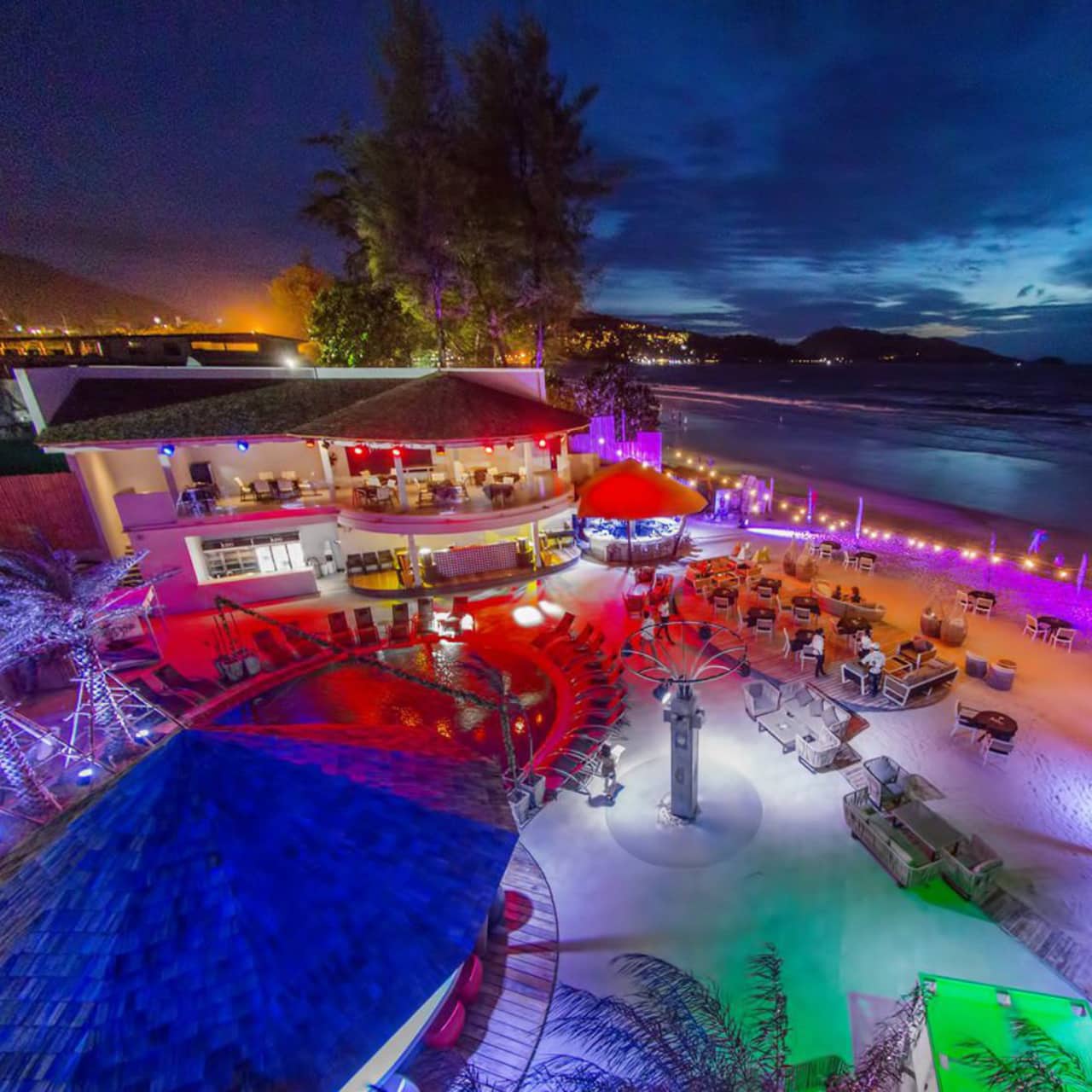Higold Milano propone tavolo salotti da piscina –Realizzazione Thailand Kudo beach club in Thailandia